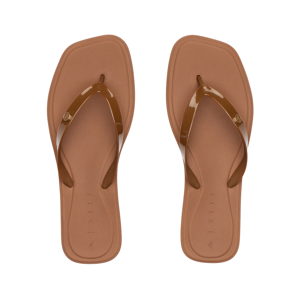 Top view of Solaye women’s brown flip flops featuring soft-rebound cushioning and anatomical arch support for beach comfort.
