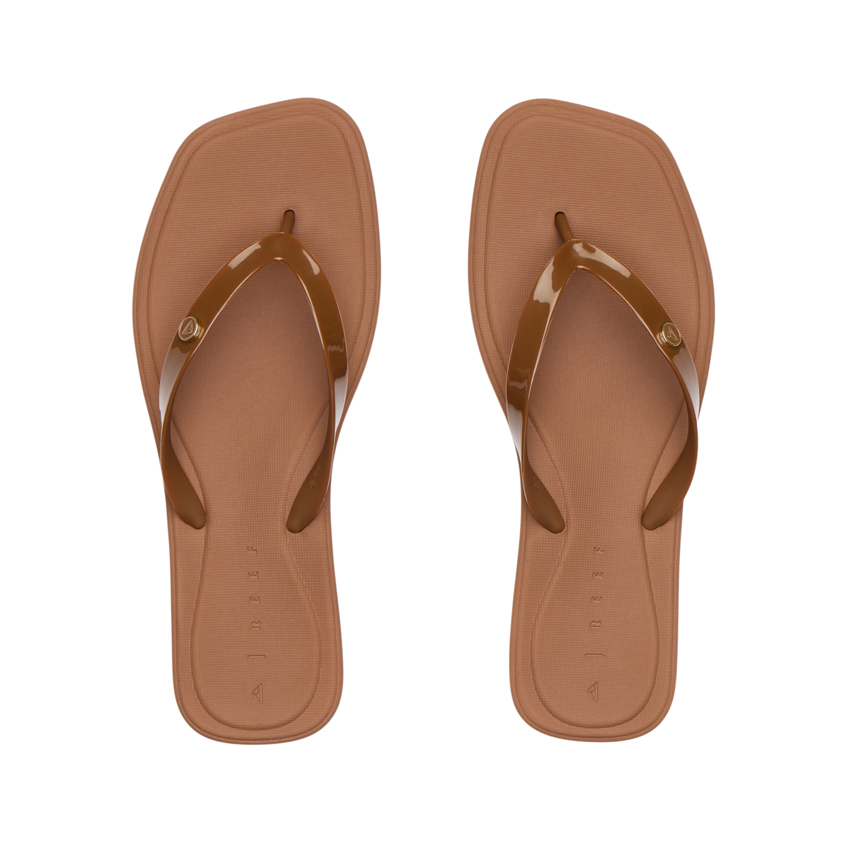 Top view of Solaye women’s brown flip flops featuring soft-rebound cushioning and anatomical arch support for beach comfort.