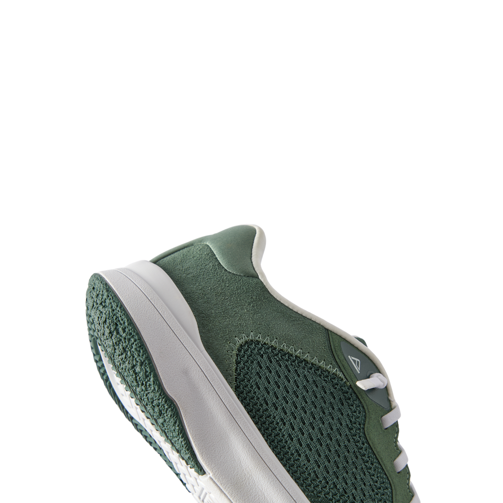 Shoreline Del Mar men’s sneaker facing right, close-up on midsole and breathable green mesh upper with arch support.