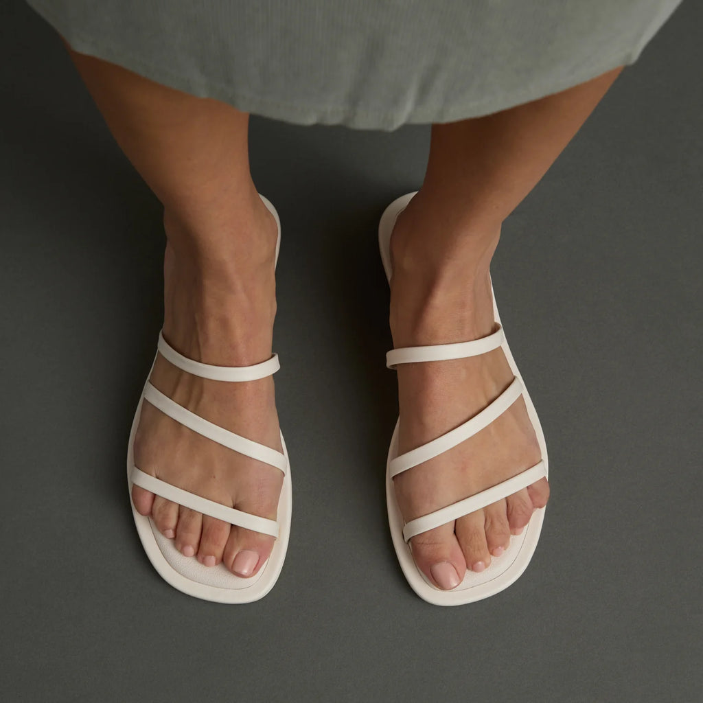 Willow Ava white sandals facing forward on female feet, featuring soft cushioning and anatomical arch support.
