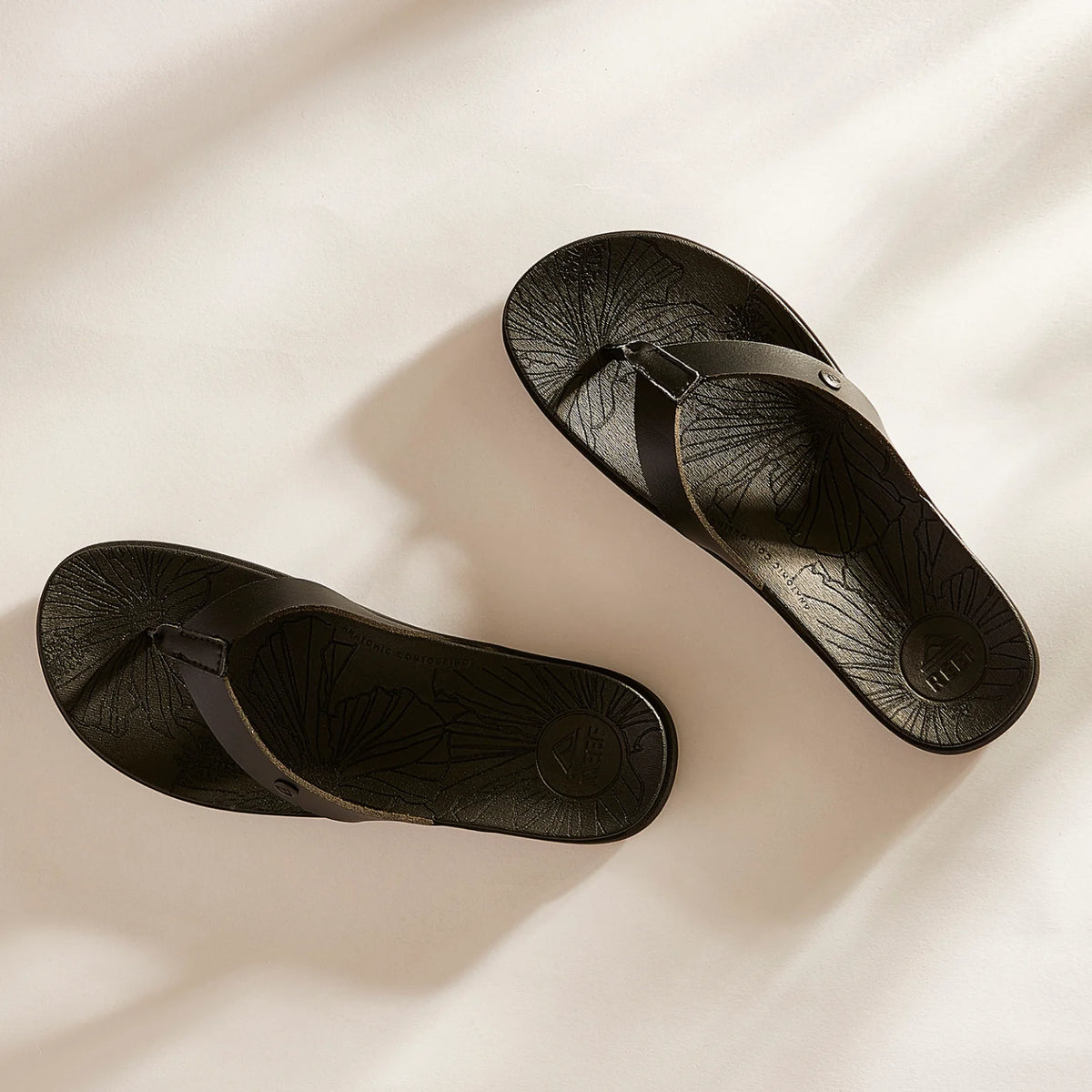 Vista Porto Cruz women's flip flops facing right and left showing water-friendly molded footbeds with arch support