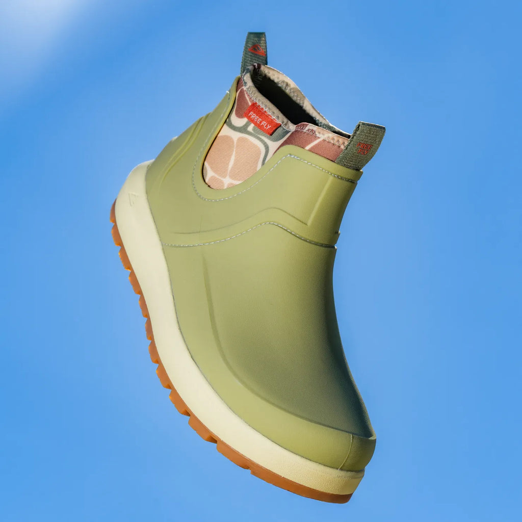 Free Fly X Scallywag facing right, men's green water-friendly boot with molded footbed and anatomical arch support for comfort