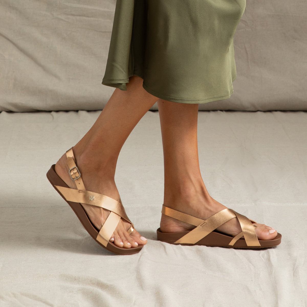 Vista Malia women's sandals in bronze facing right, showing side view with soft-rebound cushioning and arch support.