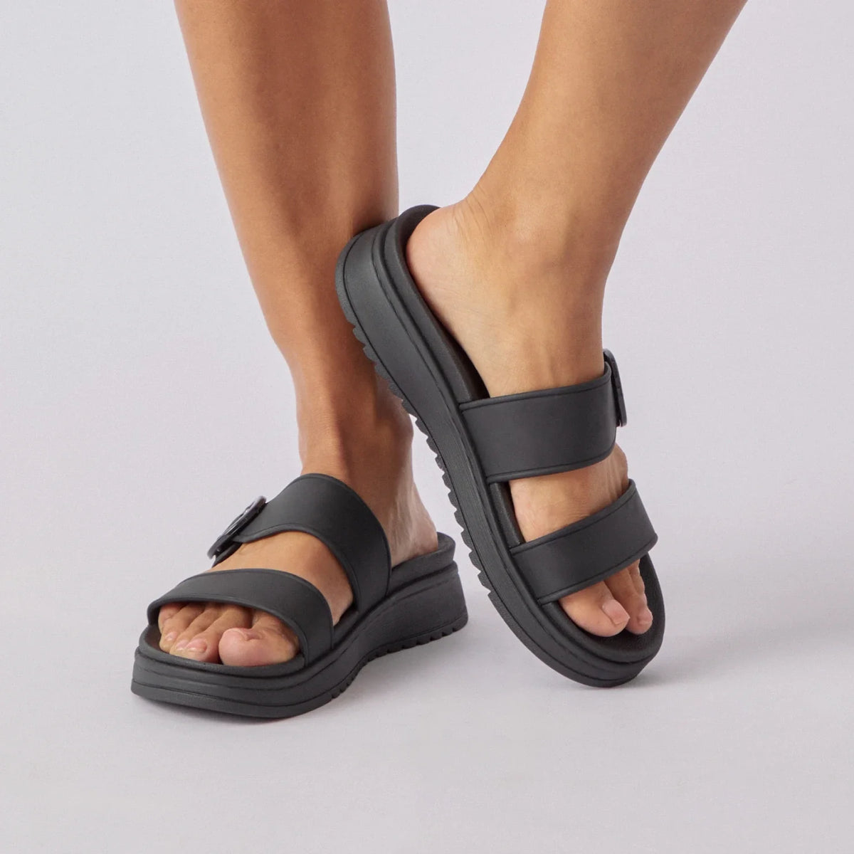 Vista Capri women's sandals facing forward, showcasing water-friendly, cushioned dual straps for beach comfort and durability.